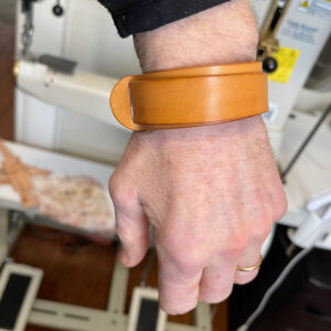 Dubbelt läderarmband med mässingsknopp